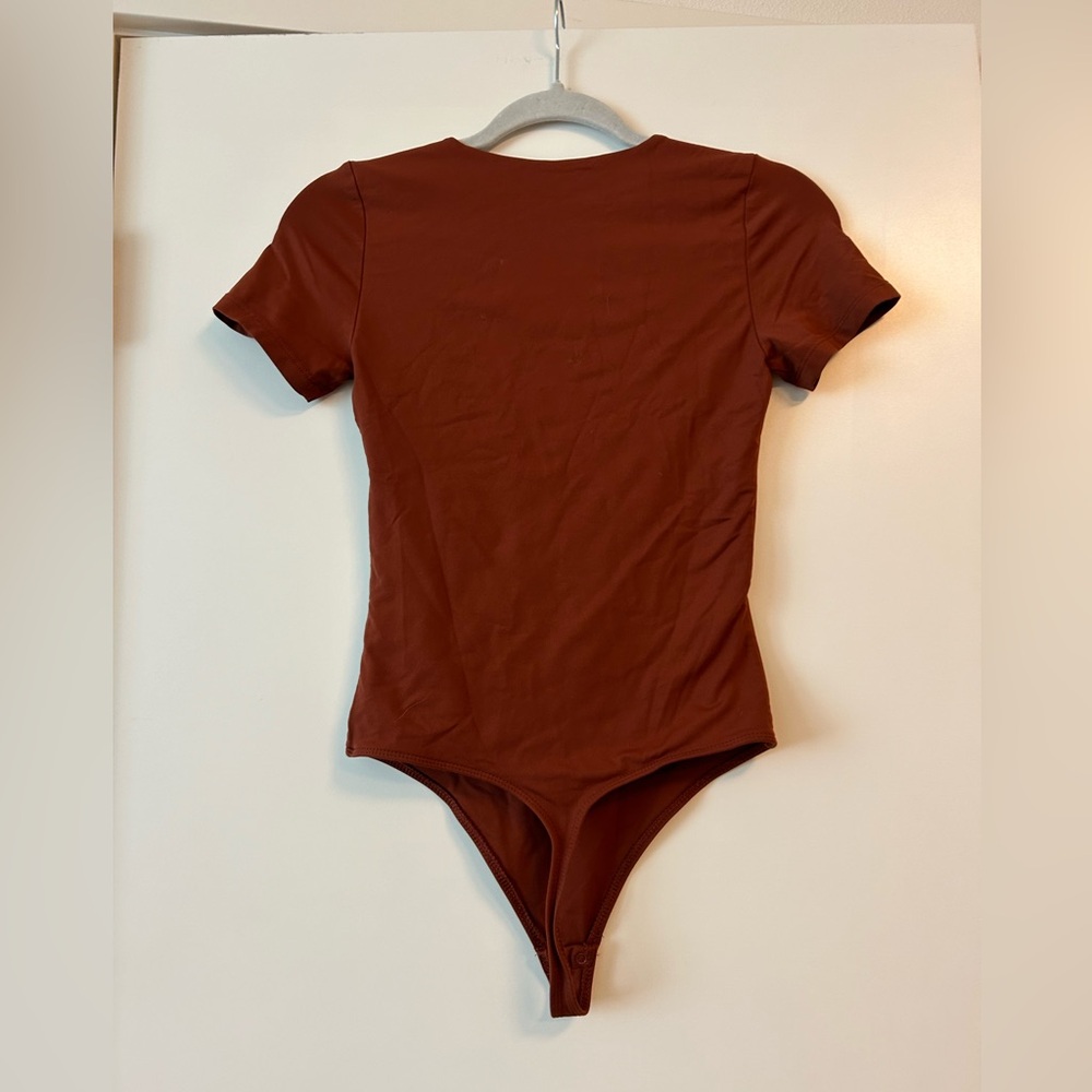 Aritzia Contour Crew Shortsleeve Bodysuit size small - Picture 2 of 3